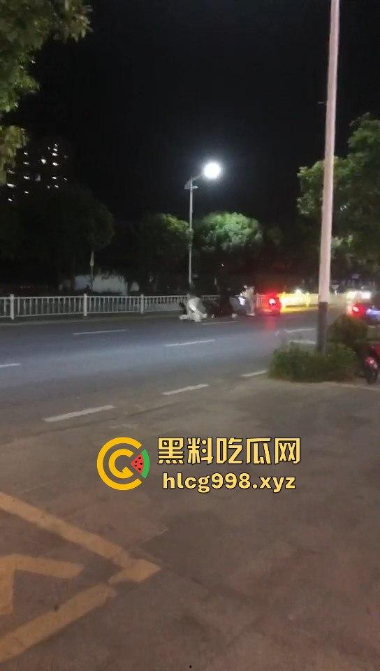 潮阳棉城精神小伙街头斗殴!马刀上手,砍到手臂当场飞掉!