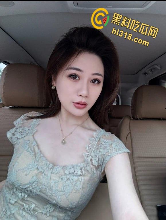 曾经网吧公厕女王【小性感】 强势回归，公厕狼牙四指插穴，爽到忍不住娇喘，喷溅淫汁浑身抽搐！