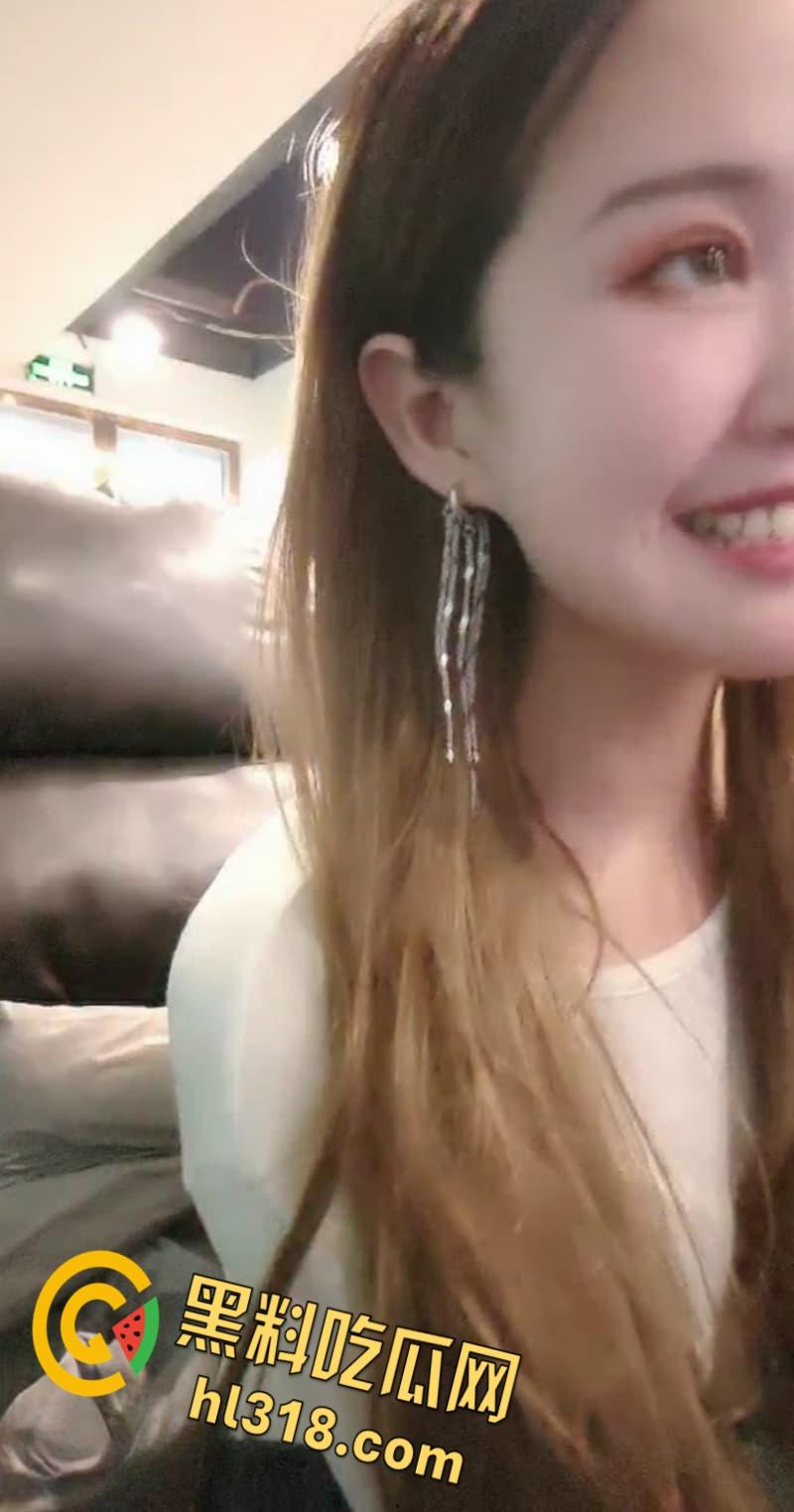 曾经网吧公厕女王【小性感】 强势回归,公厕狼牙四指插穴,爽到忍不住娇喘,喷溅淫汁浑身抽搐!