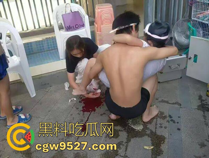死神来了真实上演,广东清远一小孩,在泳池游泳被吸入下水道,消防员凿地救援,这也太可怕了!