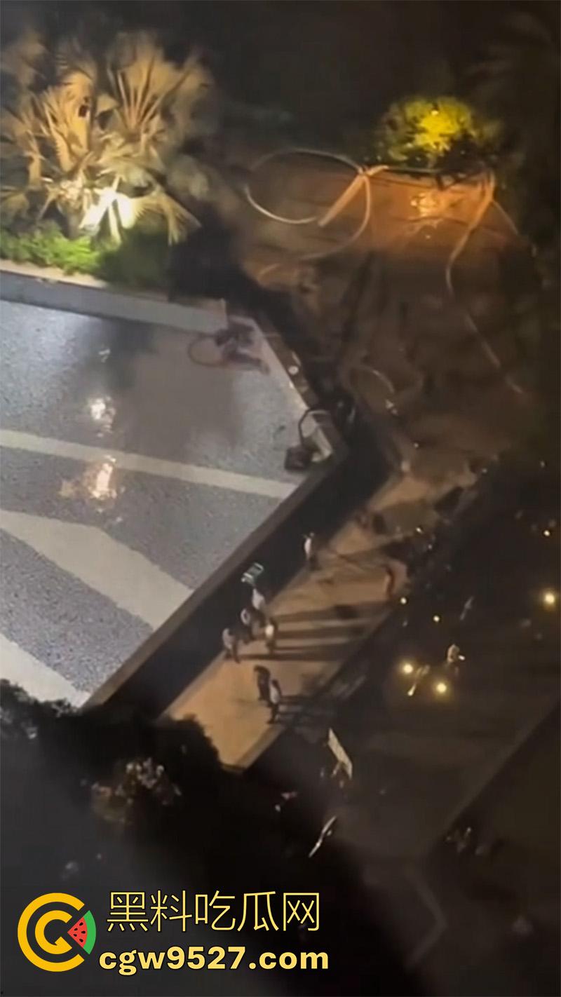 死神来了真实上演,广东清远一小孩,在泳池游泳被吸入下水道,消防员凿地救援,这也太可怕了!