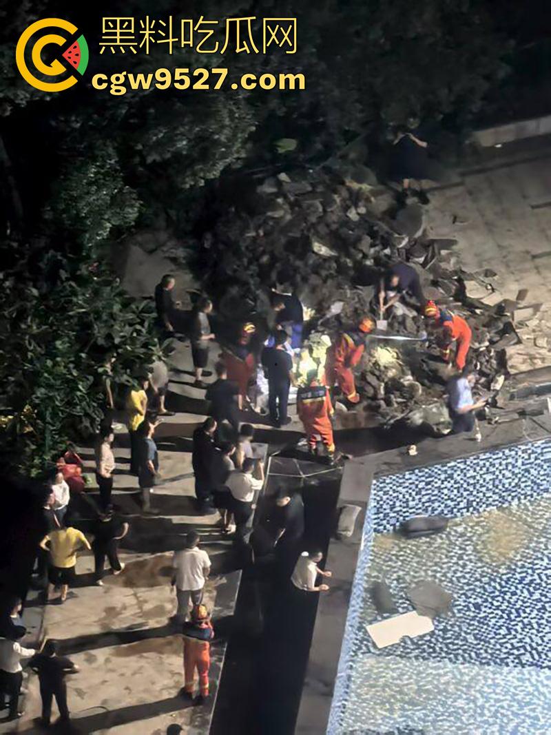 死神来了真实上演,广东清远一小孩,在泳池游泳被吸入下水道,消防员凿地救援,这也太可怕了!