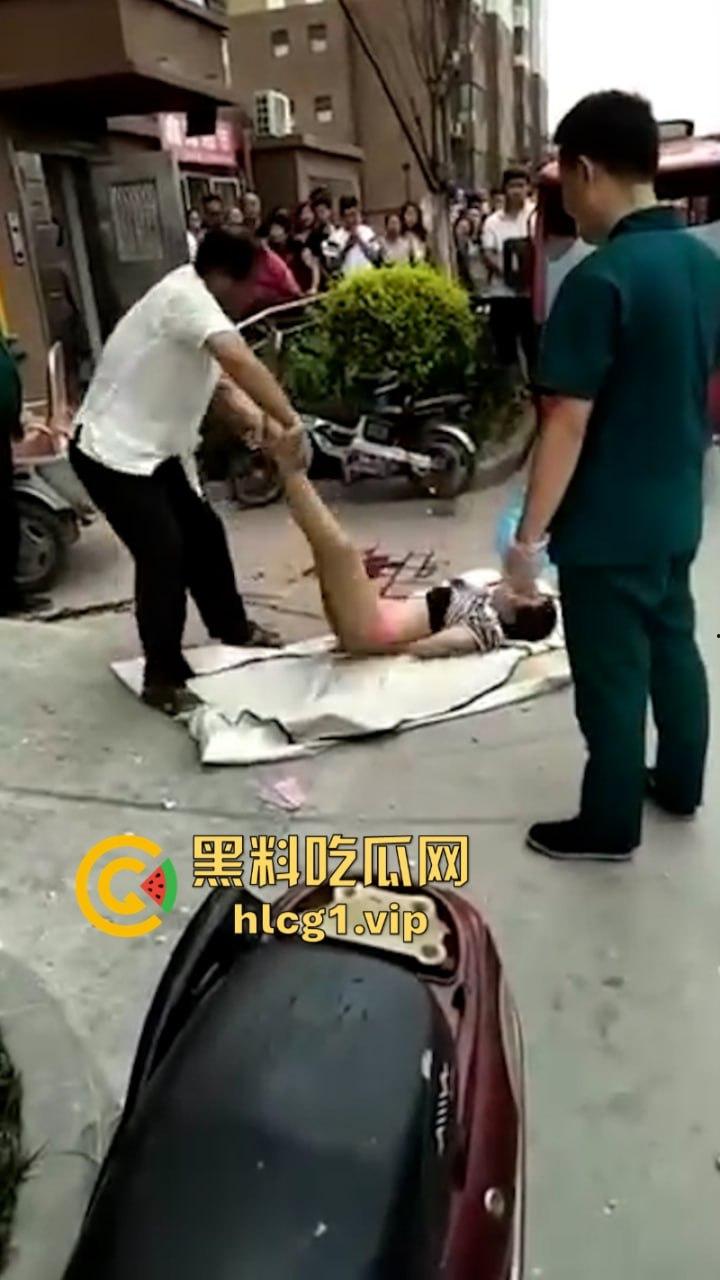 江苏无锡誉龙湖滨小区天台一对男女偷情约炮 男子后入式冲天炮 直接将爽翻天女子顶的坠楼死亡!