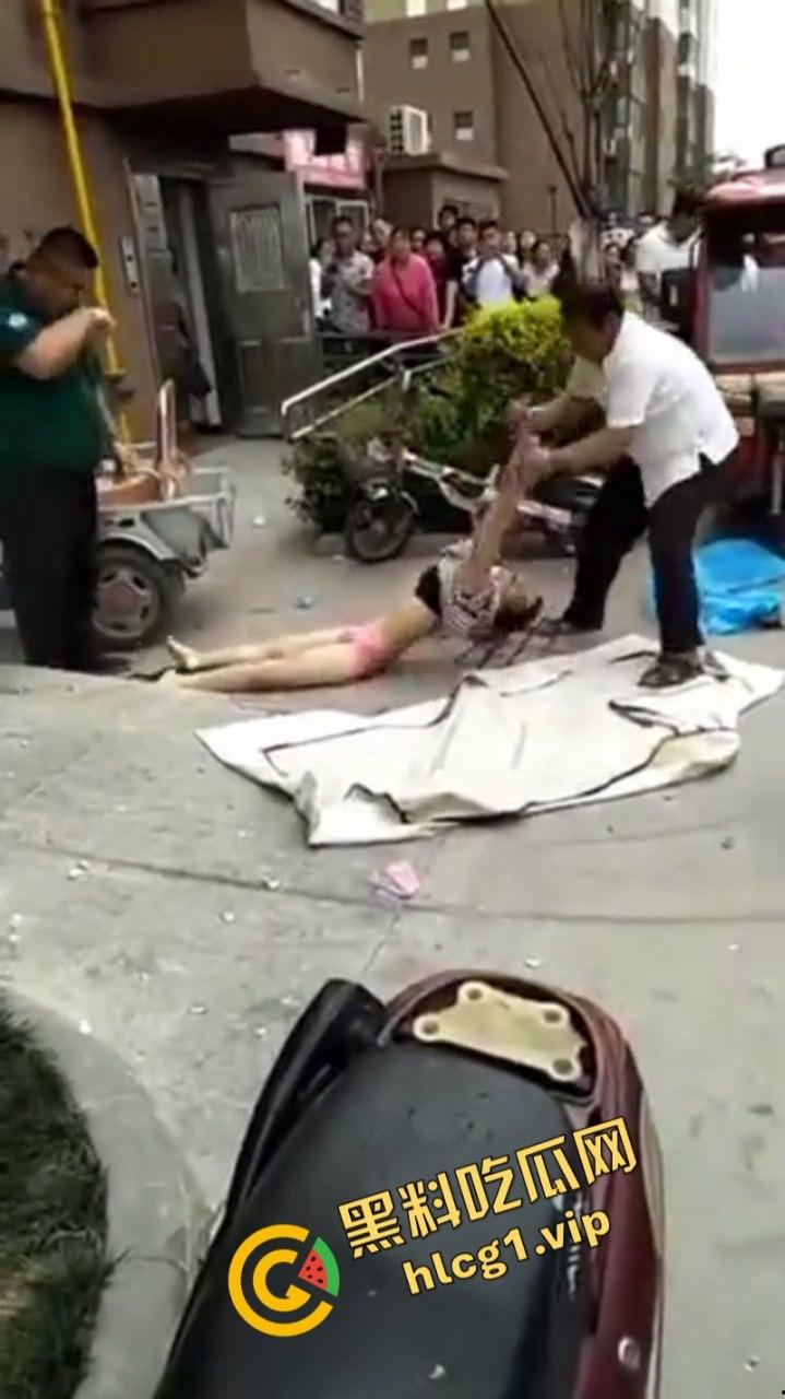 江苏无锡誉龙湖滨小区天台一对男女偷情约炮 男子后入式冲天炮 直接将爽翻天女子顶的坠楼死亡!