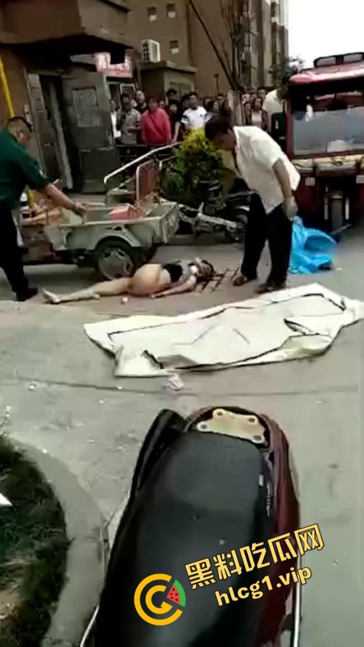 江苏无锡誉龙湖滨小区天台一对男女偷情约炮 男子后入式冲天炮 直接将爽翻天女子顶的坠楼死亡!