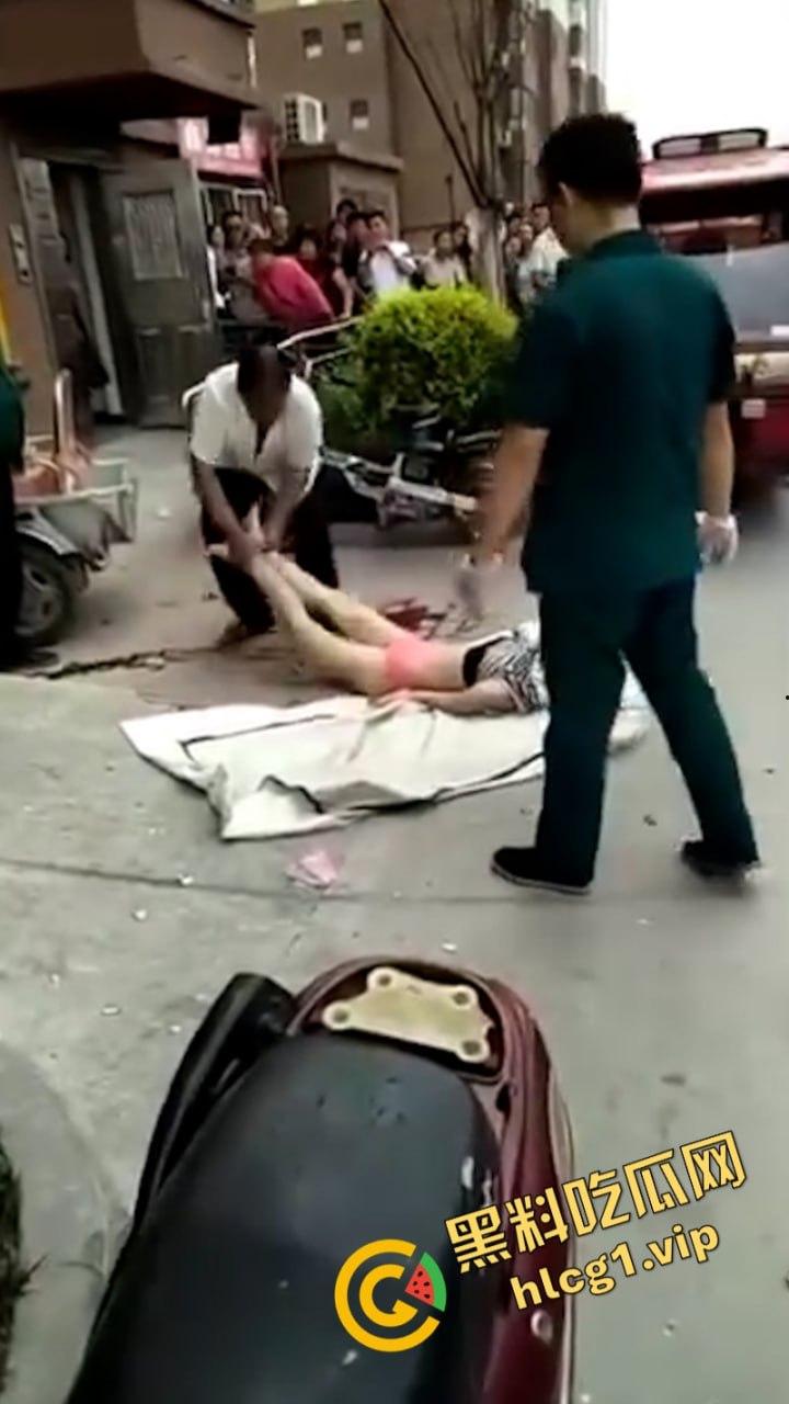 江苏无锡誉龙湖滨小区天台一对男女偷情约炮 男子后入式冲天炮 直接将爽翻天女子顶的坠楼死亡!