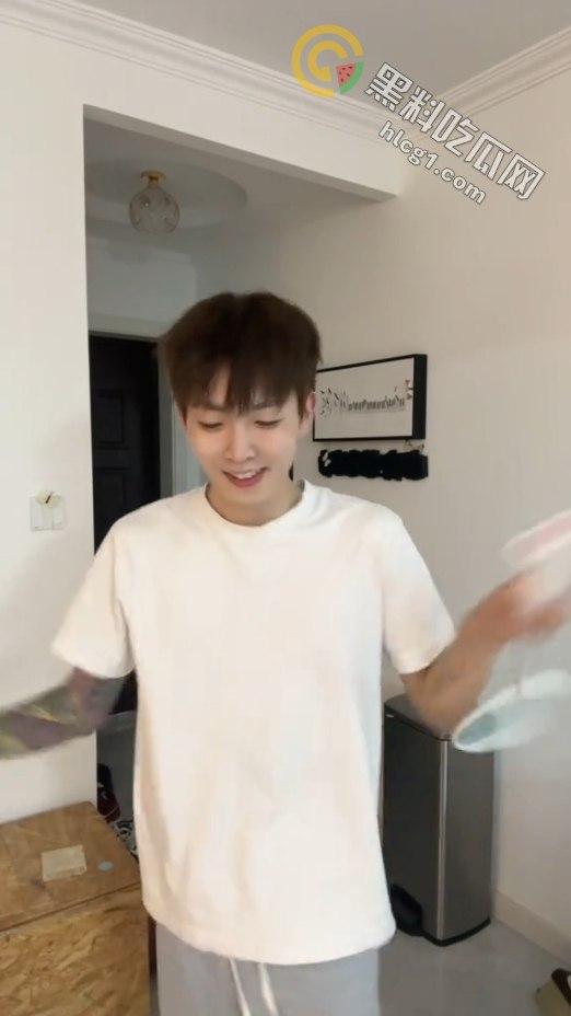 广东羽毛球教练【沈仔】因手机丢失被发现是同性恋,男男性爱视频被流出