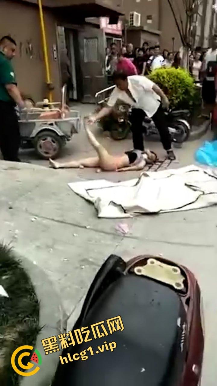 江苏无锡誉龙湖滨小区天台一对男女偷情约炮 男子后入式冲天炮 直接将爽翻天女子顶的坠楼死亡!