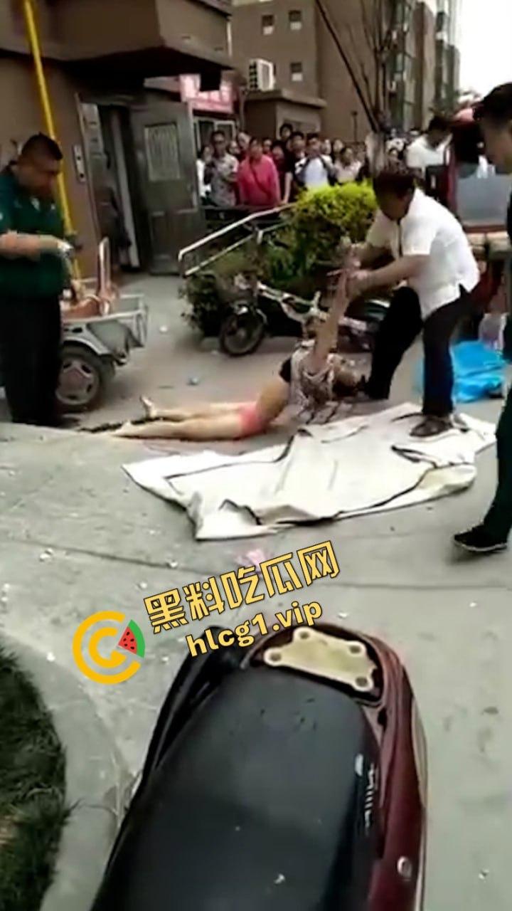 江苏无锡誉龙湖滨小区天台一对男女偷情约炮 男子后入式冲天炮 直接将爽翻天女子顶的坠楼死亡!