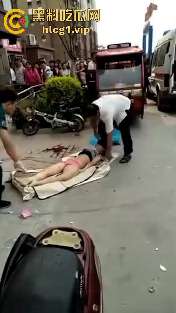 江苏无锡誉龙湖滨小区天台一对男女偷情约炮 男子后入式冲天炮 直接将爽翻天女子顶的坠楼死亡!