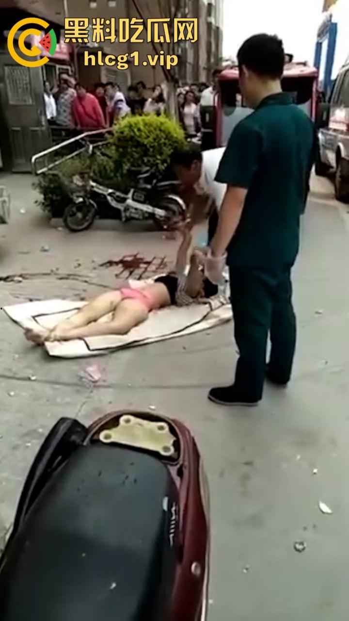 江苏无锡誉龙湖滨小区天台一对男女偷情约炮 男子后入式冲天炮 直接将爽翻天女子顶的坠楼死亡!