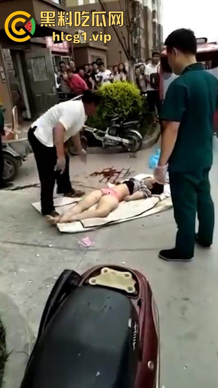 江苏无锡誉龙湖滨小区天台一对男女偷情约炮 男子后入式冲天炮 直接将爽翻天女子顶的坠楼死亡!