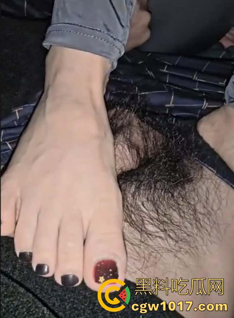 极品姐姐穿性感免脱瑜伽裤勾引青春期弟弟,性感肥臀巨乳曲线一览无遗,骚里骚气的骑乘,还是姐姐好啊!