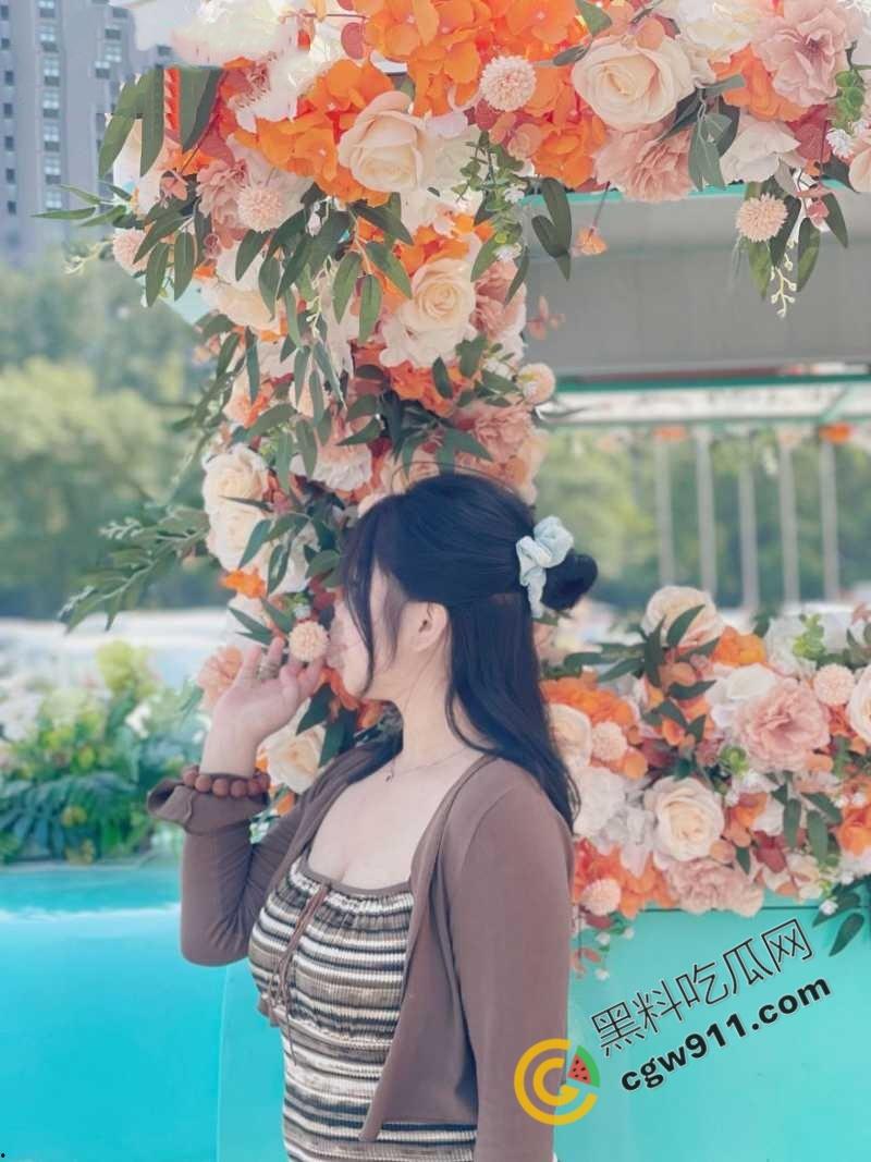 山东巨乳人妻【颜丽君】与精神小伙偷情视频外流,肥臀大骚穴,天生欠干,小穴被彻底玩烂!