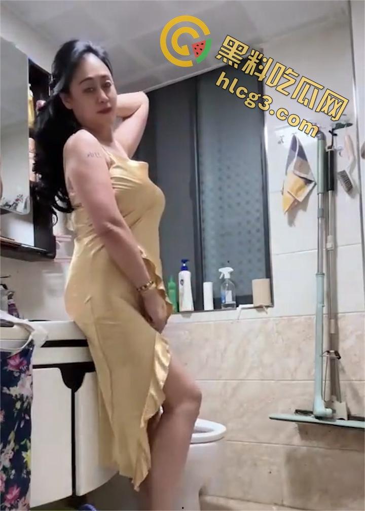 湖北风韵犹存老熟女『冯永华』玩短视频情趣肉棒自插骚穴 逼肥肉厚淫水流淌 淫叫连连