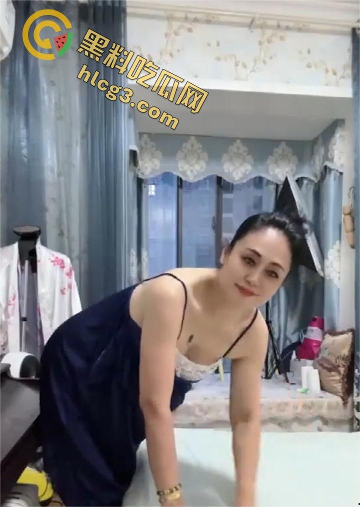 湖北风韵犹存老熟女『冯永华』玩短视频情趣肉棒自插骚穴 逼肥肉厚淫水流淌 淫叫连连