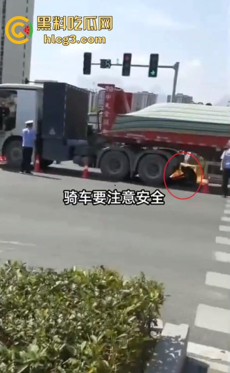 震惊！张家界一女子被大车卷进车底 头颅瞬间被轧爆压成肉饼！