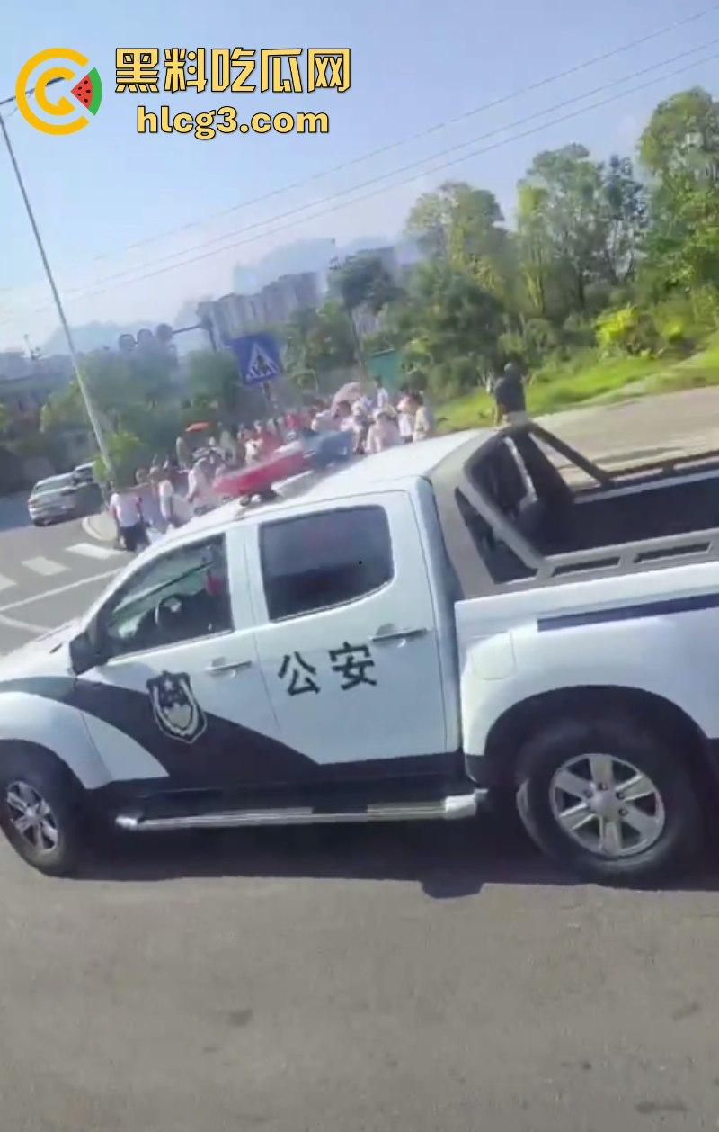 震惊!张家界一女子被大车卷进车底 头颅瞬间被轧爆压成肉饼!