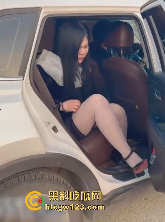 反差抖M少妇户外露出 敏感人妻极致潮喷 换衣塞跳蛋 手铐脚镣喷尿 臊味十足尺度炸裂!