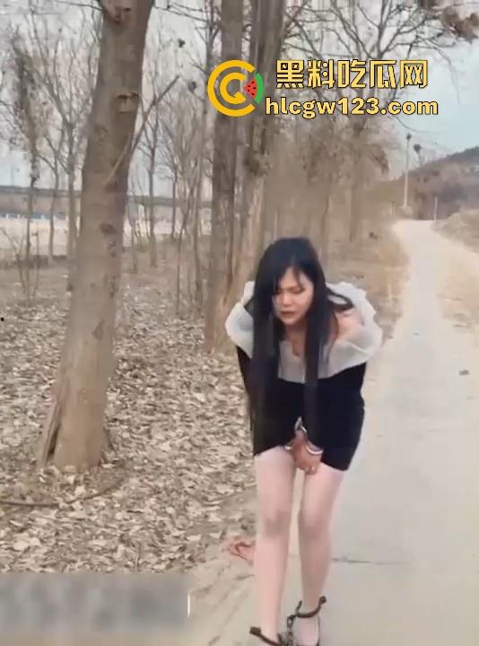 反差抖M少妇户外露出 敏感人妻极致潮喷 换衣塞跳蛋 手铐脚镣喷尿 臊味十足尺度炸裂!