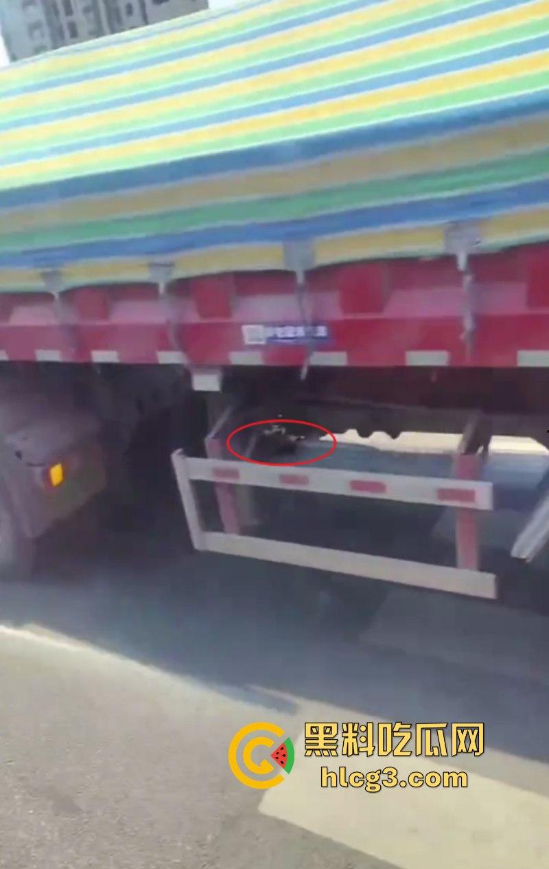 震惊!张家界一女子被大车卷进车底 头颅瞬间被轧爆压成肉饼!