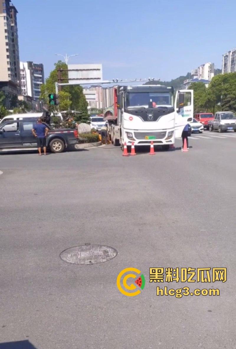 震惊!张家界一女子被大车卷进车底 头颅瞬间被轧爆压成肉饼!