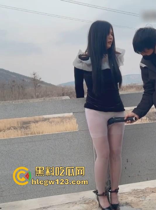 反差抖M少妇户外露出 敏感人妻极致潮喷 换衣塞跳蛋 手铐脚镣喷尿 臊味十足尺度炸裂!