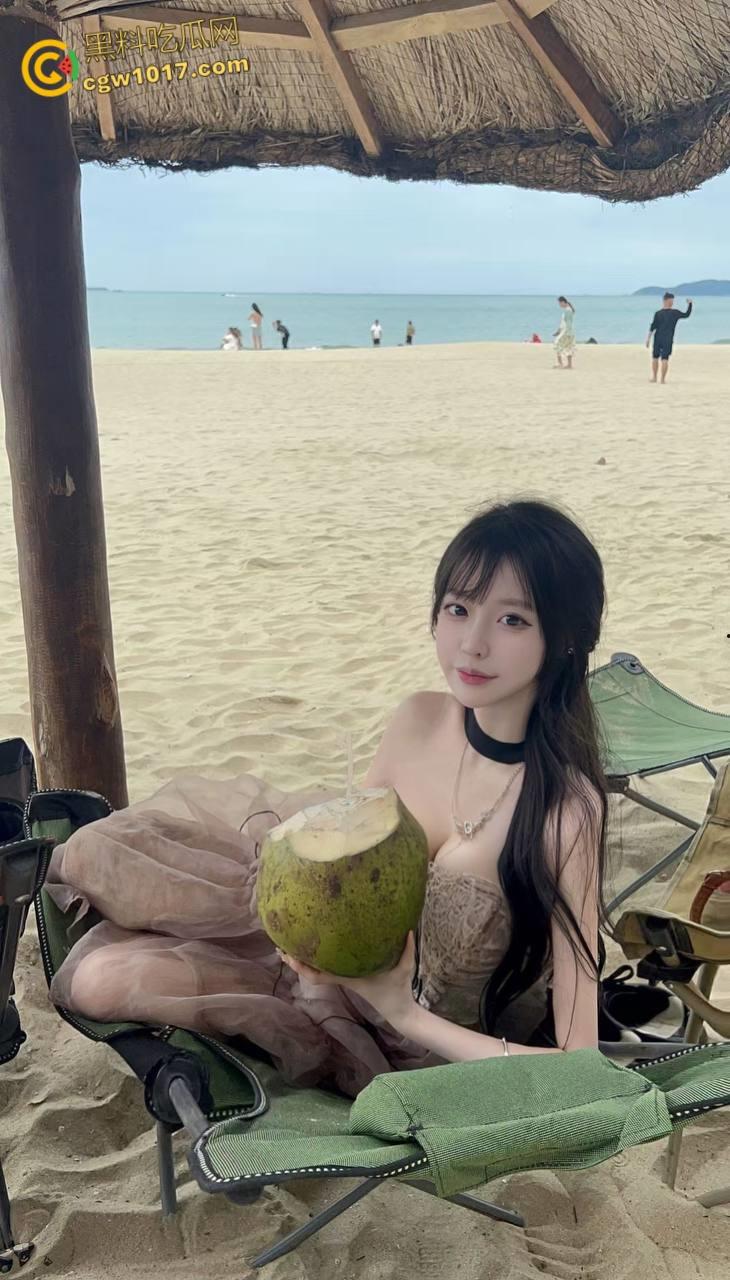 看到姐姐的白丝玉足,饭都不吃了让姐姐帮我口交,把老姐按在桌子上爆操,回到酒店接着口爆颜射!