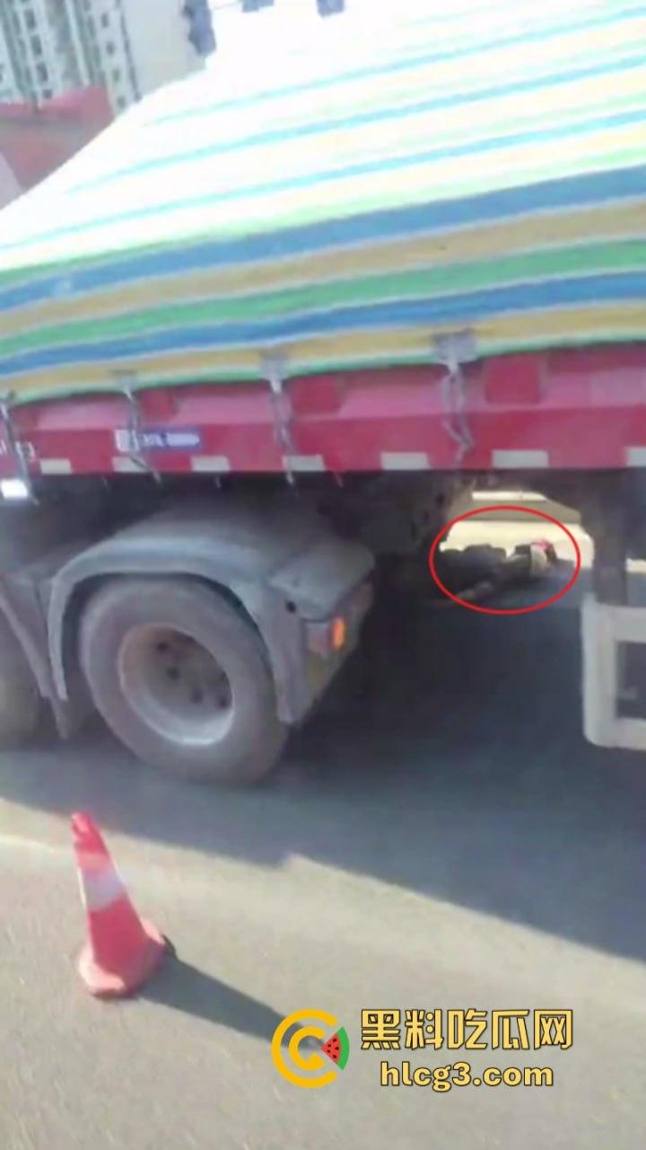 震惊!张家界一女子被大车卷进车底 头颅瞬间被轧爆压成肉饼!