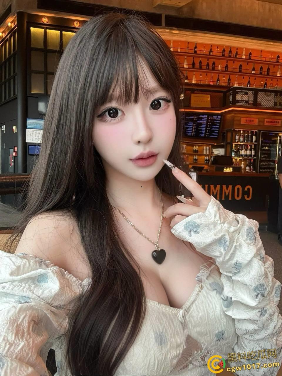 看到姐姐的白丝玉足,饭都不吃了让姐姐帮我口交,把老姐按在桌子上爆操,回到酒店接着口爆颜射!