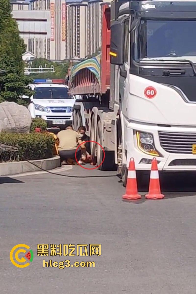 震惊!张家界一女子被大车卷进车底 头颅瞬间被轧爆压成肉饼!