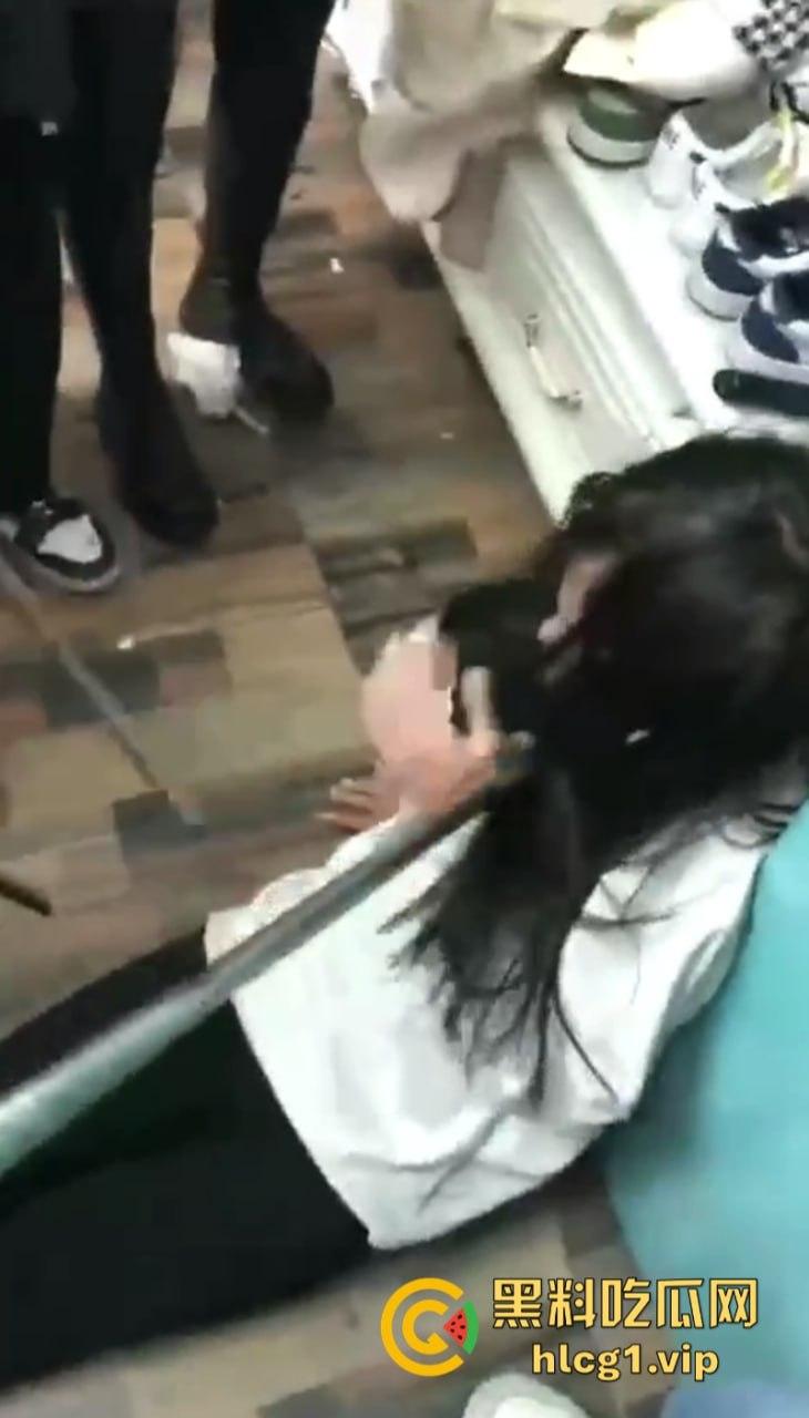 齐齐哈尔市甘南县16岁少女 【李鑫蕊】 遇围殴霸凌 用棍子打脸砸头 霸凌事件啥时候能停止啊!