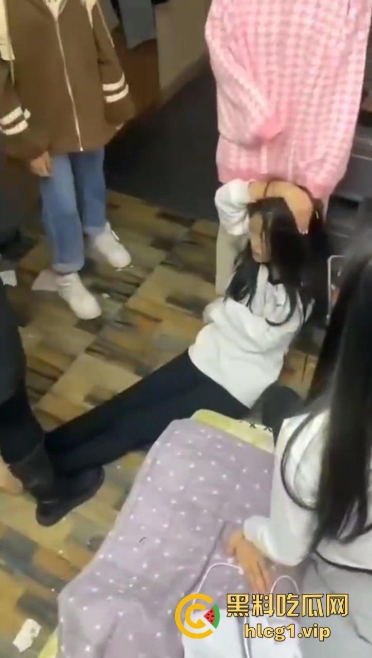 齐齐哈尔市甘南县16岁少女 【李鑫蕊】 遇围殴霸凌 用棍子打脸砸头 霸凌事件啥时候能停止啊!