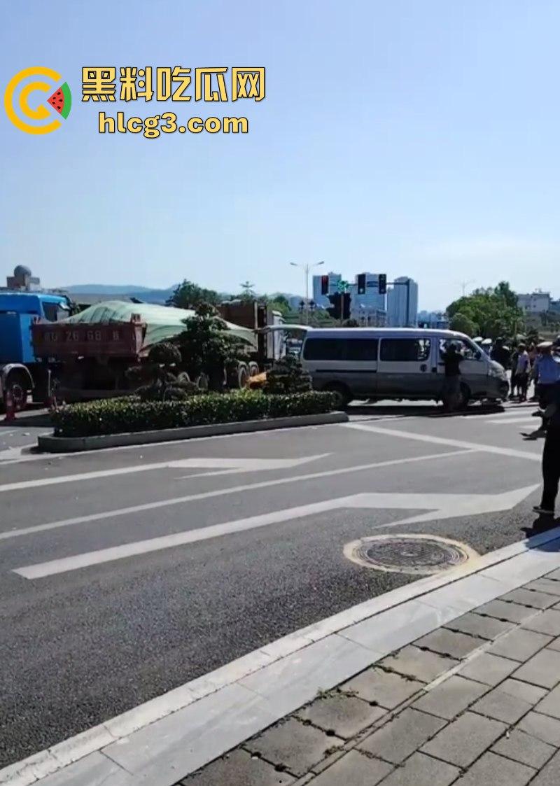 震惊!张家界一女子被大车卷进车底 头颅瞬间被轧爆压成肉饼!