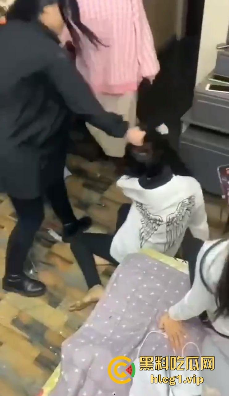 齐齐哈尔市甘南县16岁少女 【李鑫蕊】 遇围殴霸凌 用棍子打脸砸头 霸凌事件啥时候能停止啊!