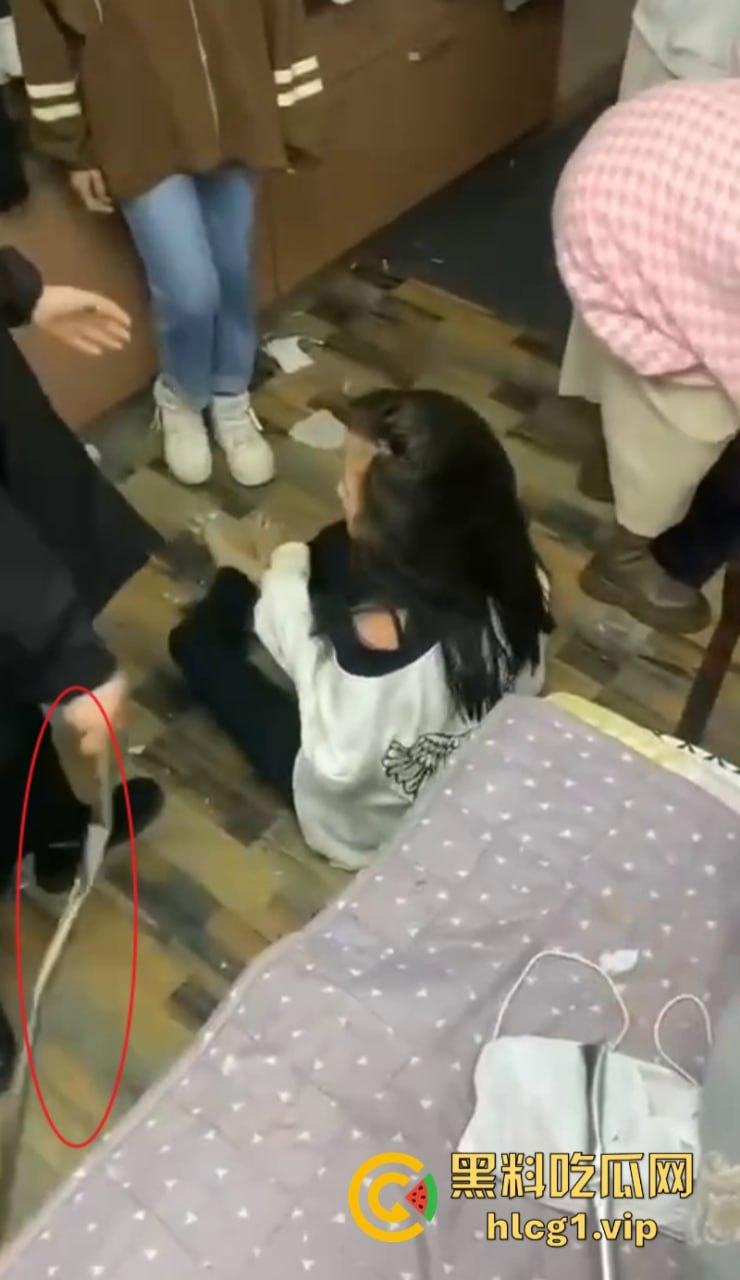 齐齐哈尔市甘南县16岁少女 【李鑫蕊】 遇围殴霸凌 用棍子打脸砸头 霸凌事件啥时候能停止啊!