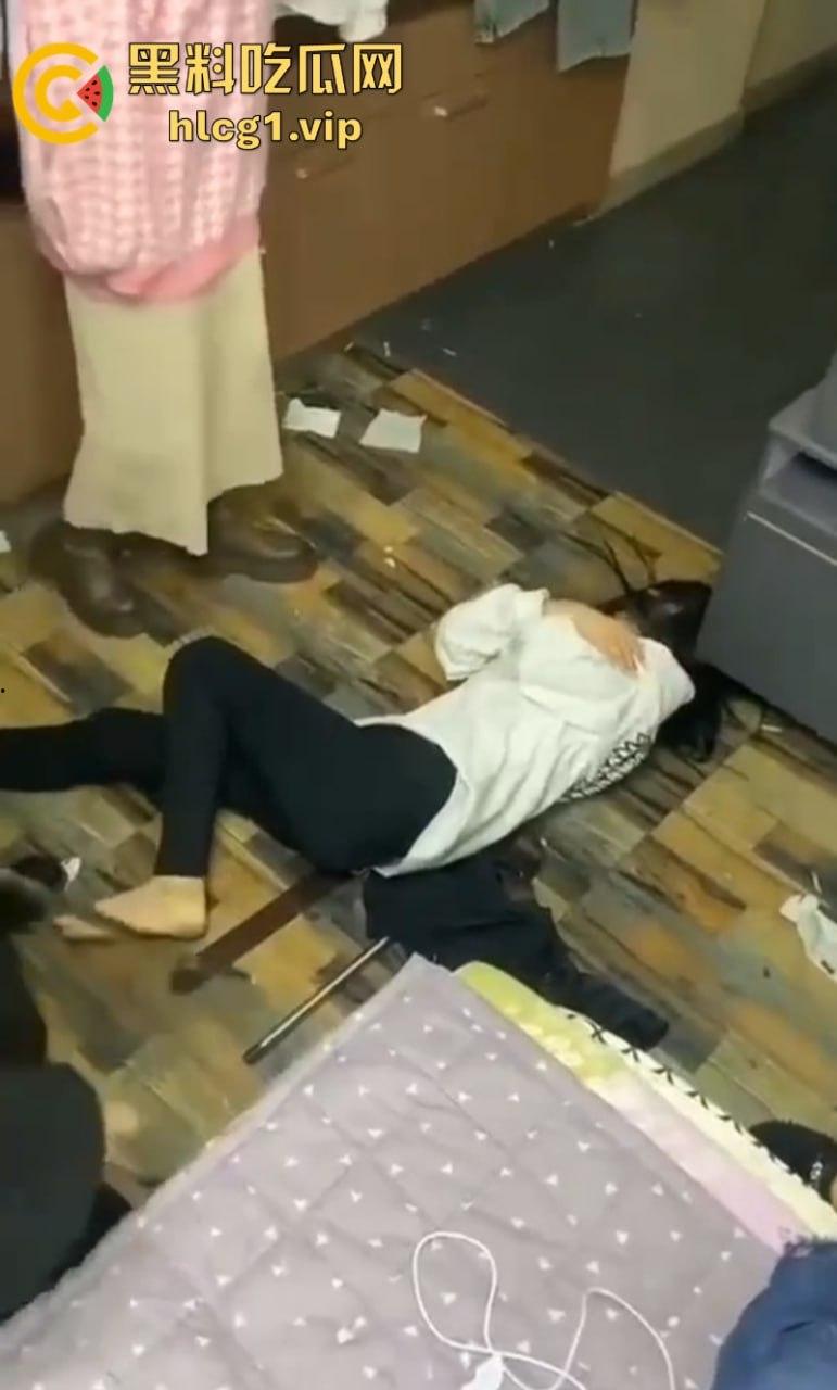 齐齐哈尔市甘南县16岁少女 【李鑫蕊】 遇围殴霸凌 用棍子打脸砸头 霸凌事件啥时候能停止啊!