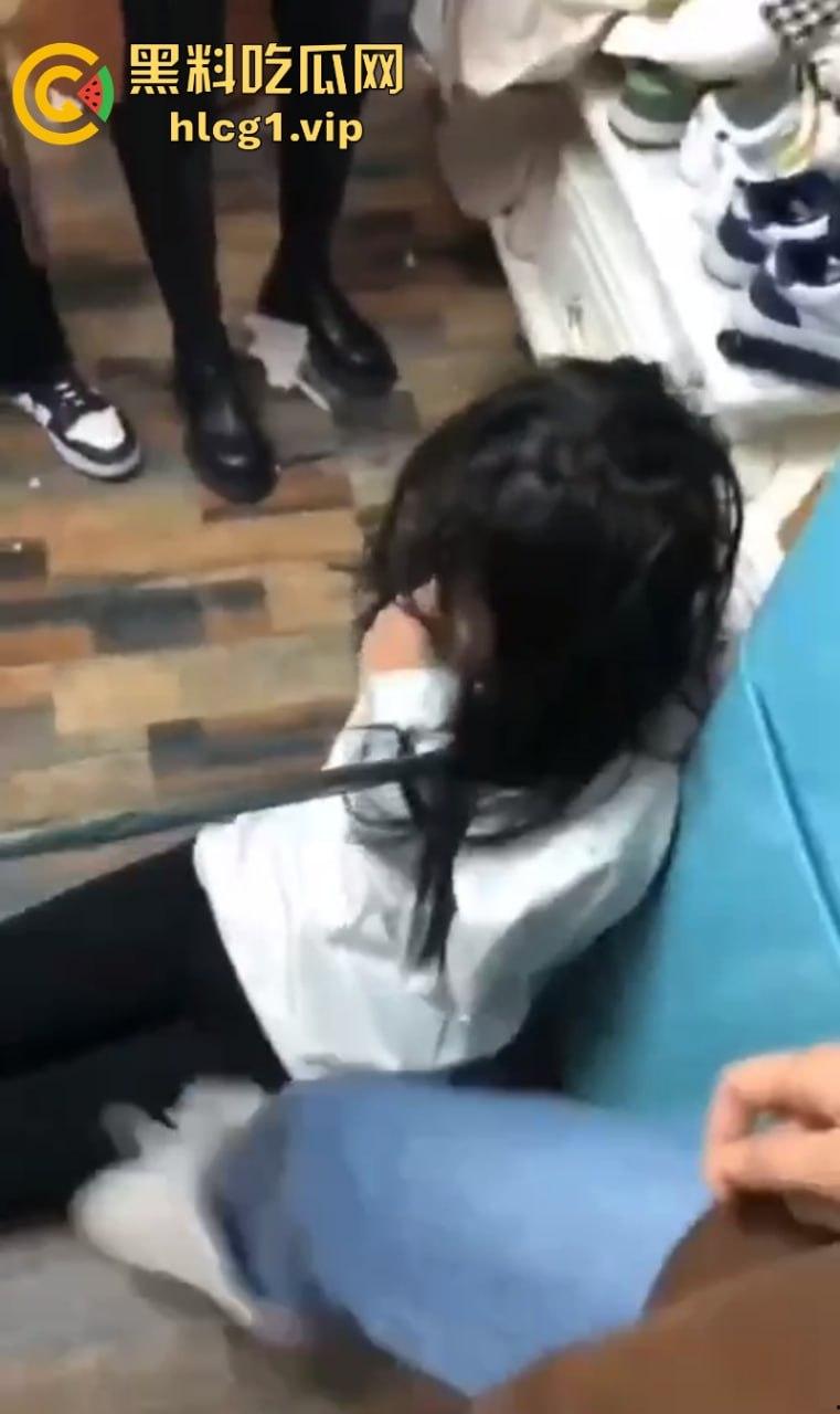 齐齐哈尔市甘南县16岁少女 【李鑫蕊】 遇围殴霸凌 用棍子打脸砸头 霸凌事件啥时候能停止啊!