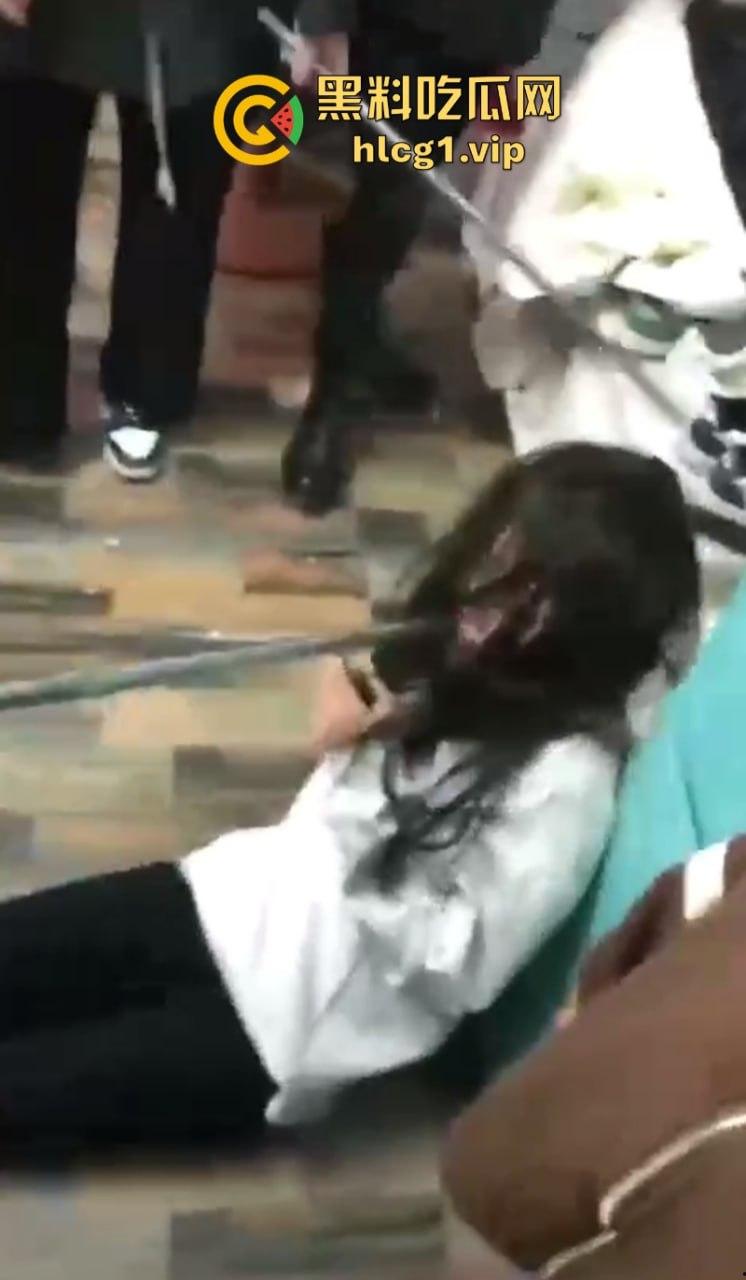 齐齐哈尔市甘南县16岁少女 【李鑫蕊】 遇围殴霸凌 用棍子打脸砸头 霸凌事件啥时候能停止啊!