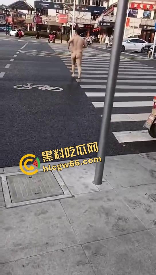 热到发疯?石家庄肥宅裸男街头裸奔!斑马线跪地膜拜,一身肉抖得像猪妖下凡,现场比妖都离谱!