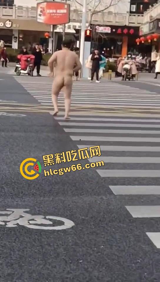 热到发疯?石家庄肥宅裸男街头裸奔!斑马线跪地膜拜,一身肉抖得像猪妖下凡,现场比妖都离谱!