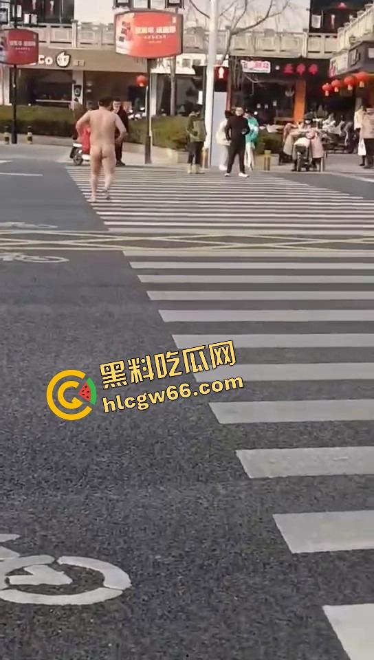 热到发疯?石家庄肥宅裸男街头裸奔!斑马线跪地膜拜,一身肉抖得像猪妖下凡,现场比妖都离谱!