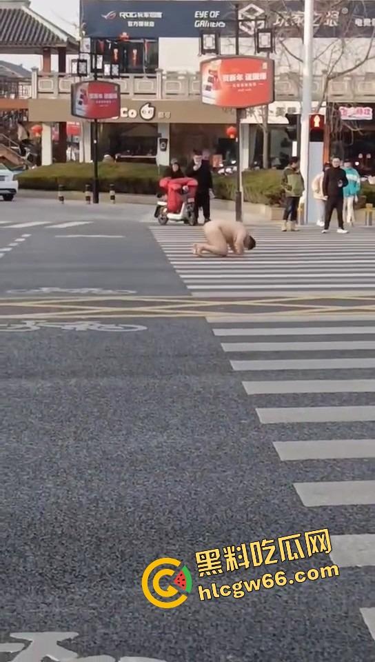 热到发疯?石家庄肥宅裸男街头裸奔!斑马线跪地膜拜,一身肉抖得像猪妖下凡,现场比妖都离谱!