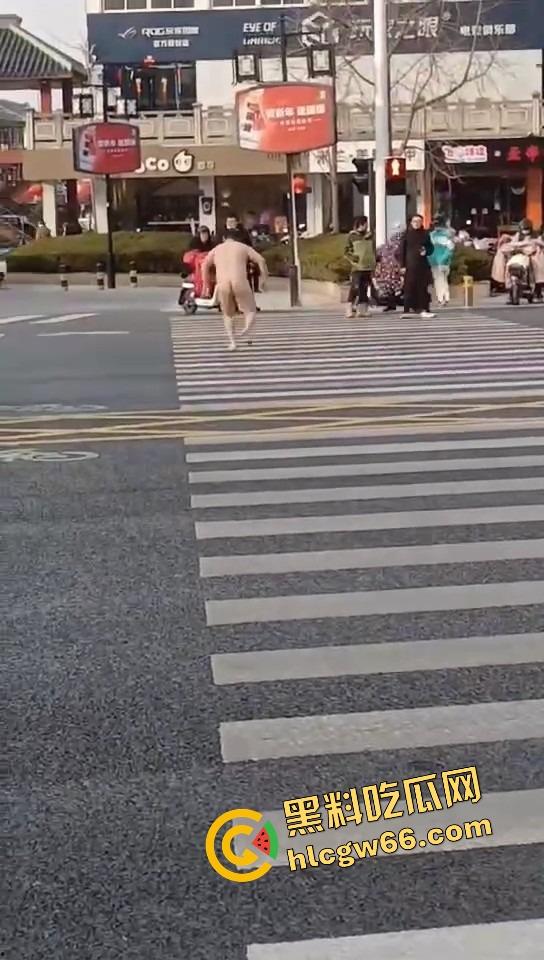 热到发疯?石家庄肥宅裸男街头裸奔!斑马线跪地膜拜,一身肉抖得像猪妖下凡,现场比妖都离谱!
