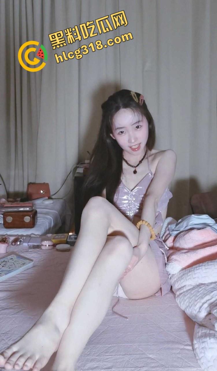 ASMR诱惑系列【YiDan的窝窝】，粉粉的玉足诱人心，发出的声音也很好听，心中的完美女神 !