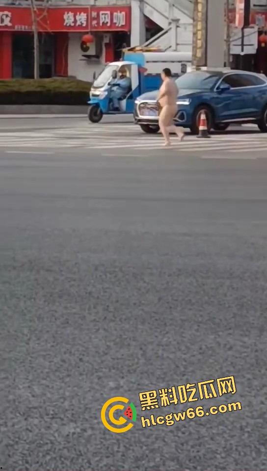 热到发疯?石家庄肥宅裸男街头裸奔!斑马线跪地膜拜,一身肉抖得像猪妖下凡,现场比妖都离谱!
