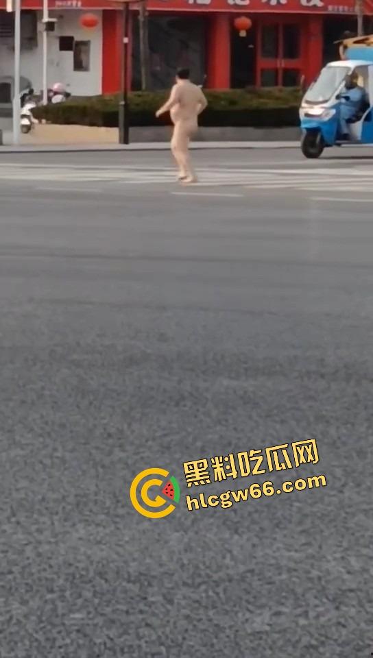 热到发疯?石家庄肥宅裸男街头裸奔!斑马线跪地膜拜,一身肉抖得像猪妖下凡,现场比妖都离谱!