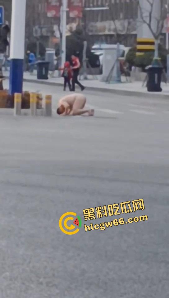 热到发疯?石家庄肥宅裸男街头裸奔!斑马线跪地膜拜,一身肉抖得像猪妖下凡,现场比妖都离谱!