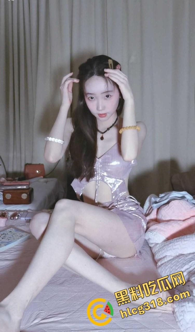 ASMR诱惑系列【YiDan的窝窝】,粉粉的玉足诱人心,发出的声音也很好听,心中的完美女神 !