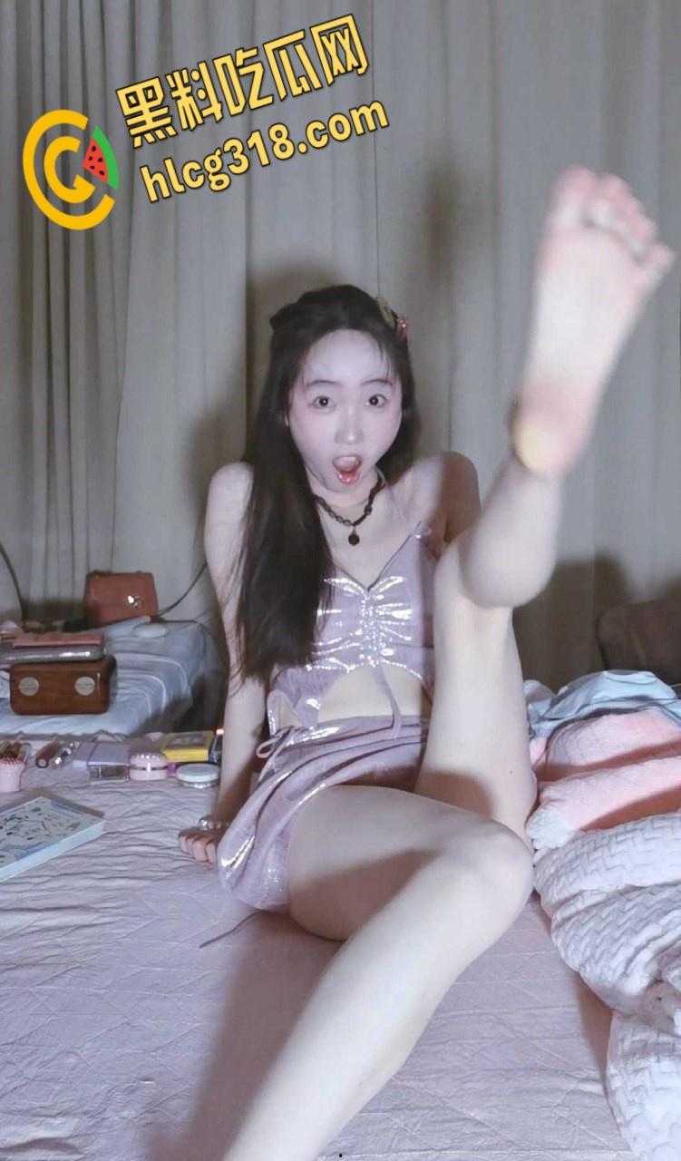 ASMR诱惑系列【YiDan的窝窝】,粉粉的玉足诱人心,发出的声音也很好听,心中的完美女神 !